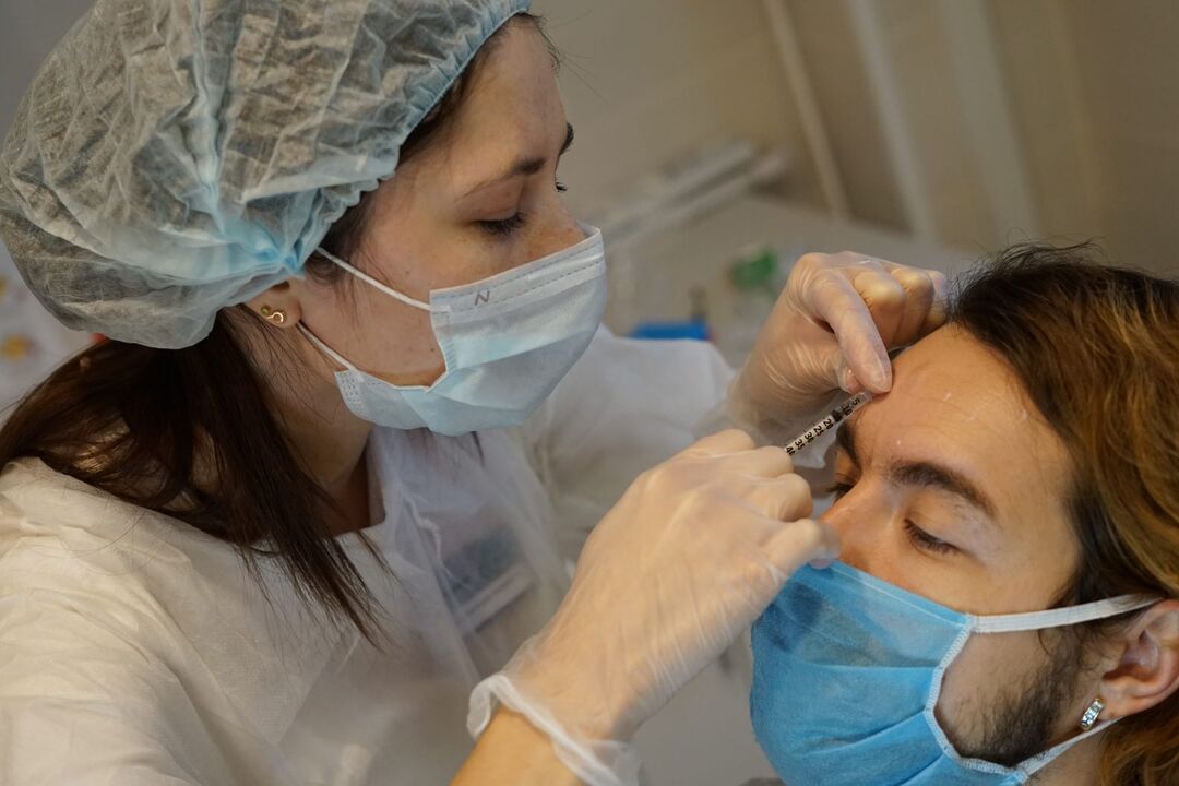Botulinum tedavisi - yüz cildi gençleştirme için enjeksiyon prosedürü