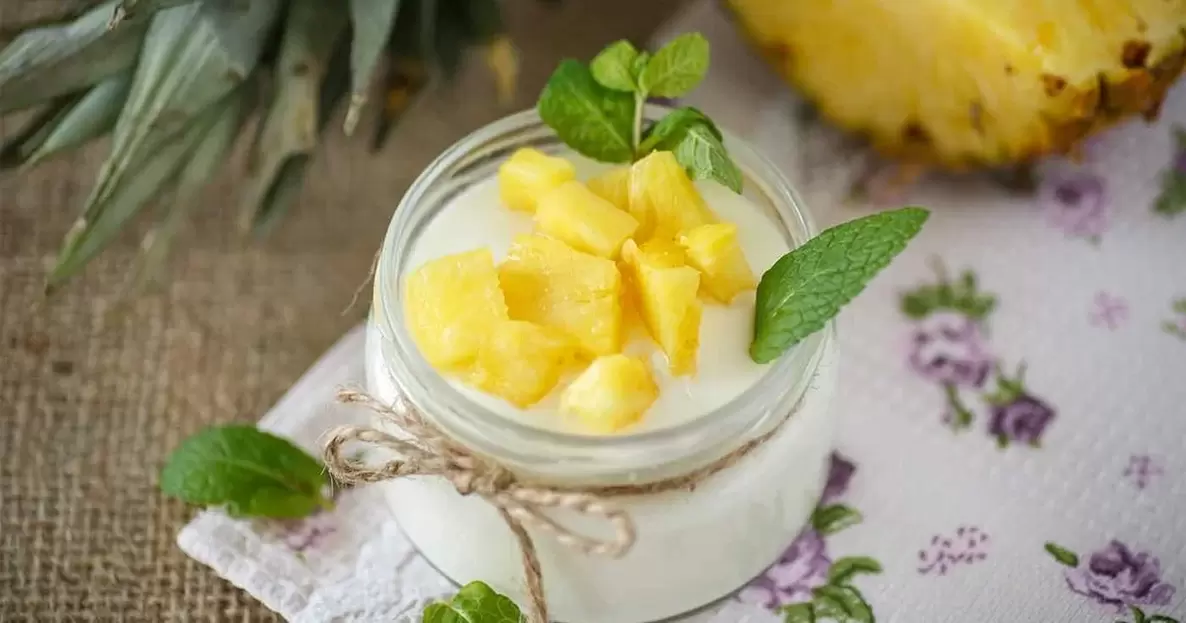 cilt gençleştirme için yoğurt ve ananas