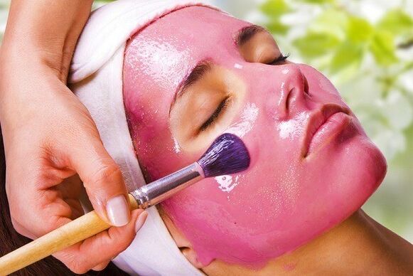 Yüz cildi gençleştirme için dut-meyve maskesi