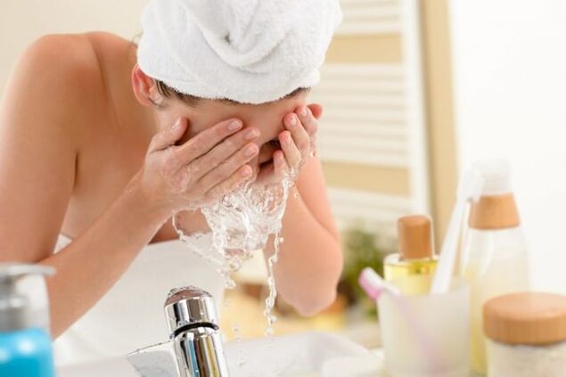 Yüzünüzü yıkamak için özel köpükler ve jeller kullanmalısınız. 