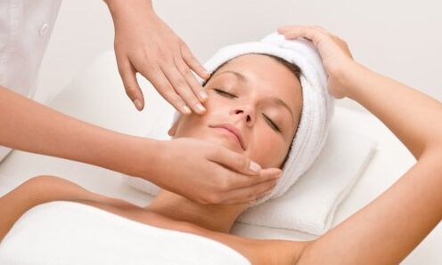 Heykelsi yüz masajı cilde gerekli kaldırma etkisini sağlayacaktır. 